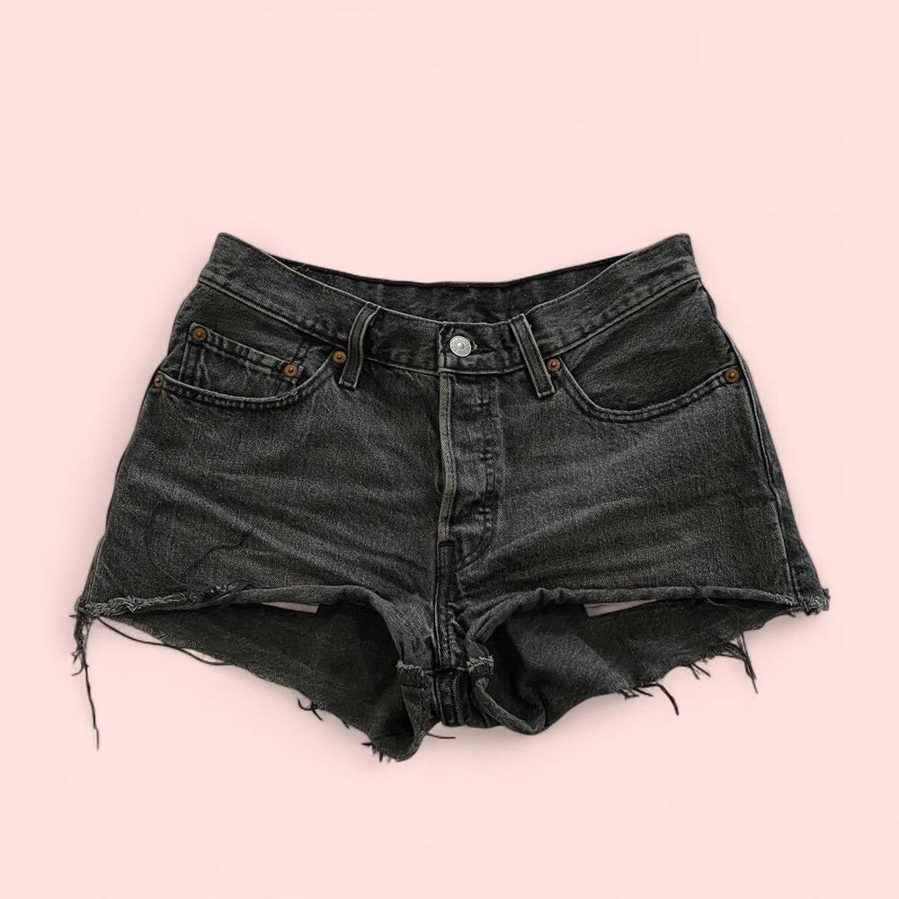 Black Levi’s 501 denim summer shorts